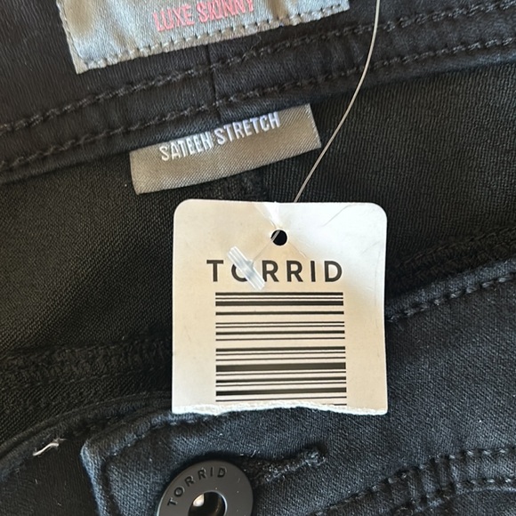 Torrid Luxe Mid-Rise Skinny Jeans Sateen Stretch size 26R New w tags - Picture 8 of 9